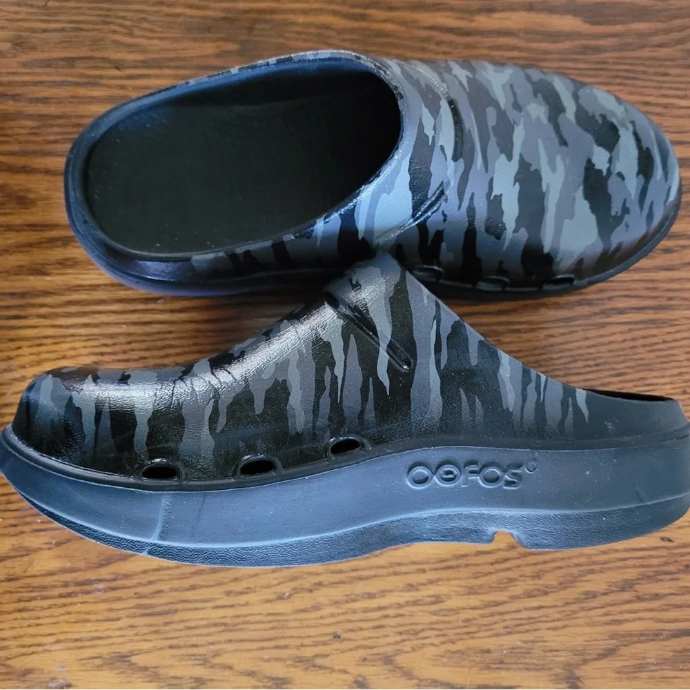 OOFOS Clogs Women Size 7. Limited Edition Camo Print Recovery OOcloog - Picture 2 of 3